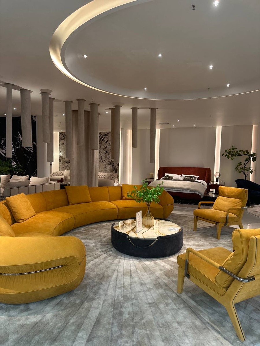 Выставочный зал одной из мебельных фабрик