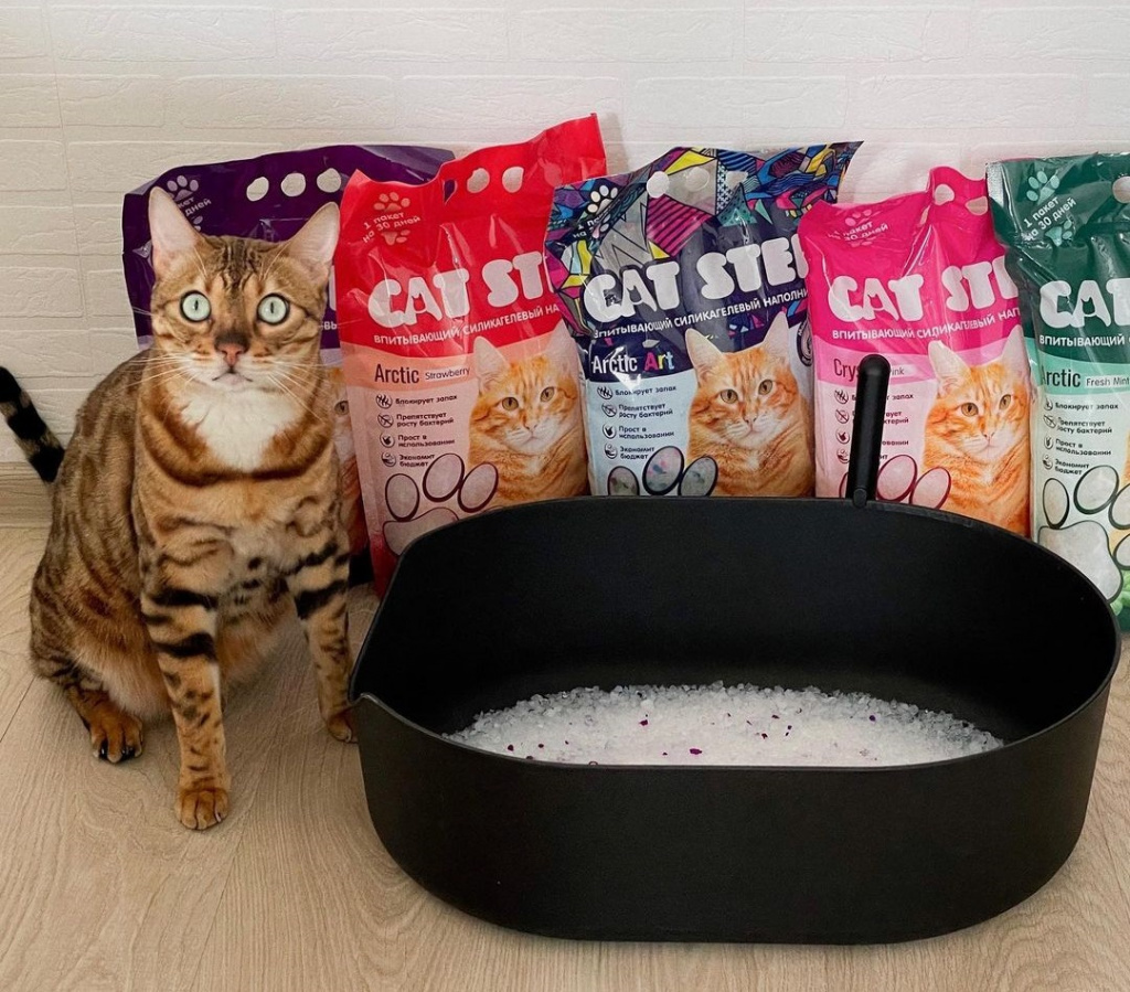 Избавиться от едких ароматов при содержании некастрированного кота также поможет силикагелевый наполнитель CAT STEP Arctic. Его кристаллы способны впитать массу жидкости, в 40 раз превышающую их собственную, благодаря чему силикагель в лотке надолго остается абсолютно свежим и сухим на ощупь. 