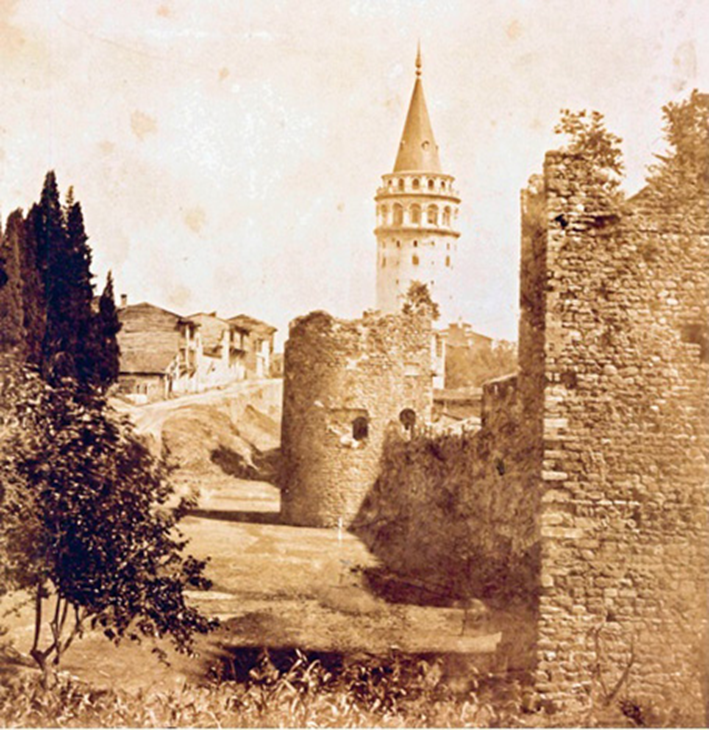 Вид на стены Галаты и Галатскую башню с северо-запада. Фото: Джеймс Робертсон, 1854 г. SVIKV, IAE, FKA_005003 (см. рисунок в оригинальном формате).