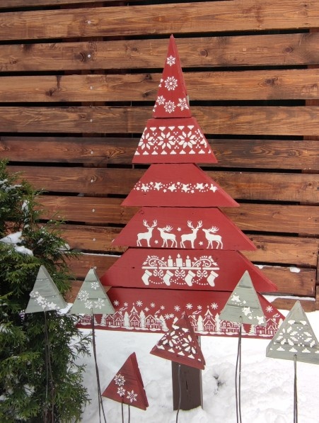 Деревянная ёлочка с "детками"