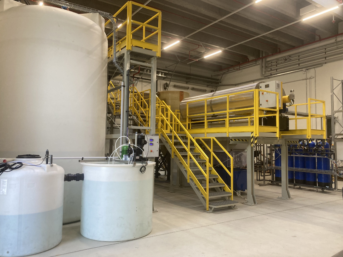 Очистные сооружения гальваничекого производства с обезвоживанием осадка гидроксидов тяжелых металлов на фильтр-прессе и финишной очисткой сточных вод на медьселективных хелатных катионообменных смолах.