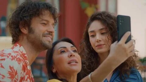 Фото из открытых источников. На снимке Керем, его будущая теща и невеста Пынар.