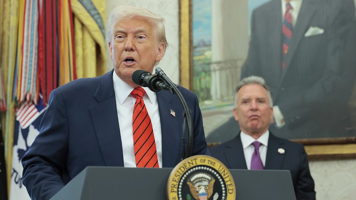   Anna Moneymaker / Getty Images News via Getty Images- Дональд Трамп и спецпредставитель президента США Стивен Уиткофф