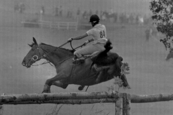    Принцесса Анна падает с лошади во время соревнований по конному спорту на летних Олимпийских играх в Монреале, Канада, 1976 год / AP