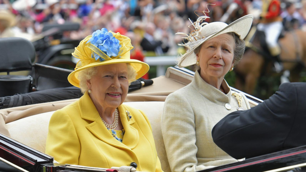    ЕлизаветаII и принцесса Анна. Фото: Getty Images