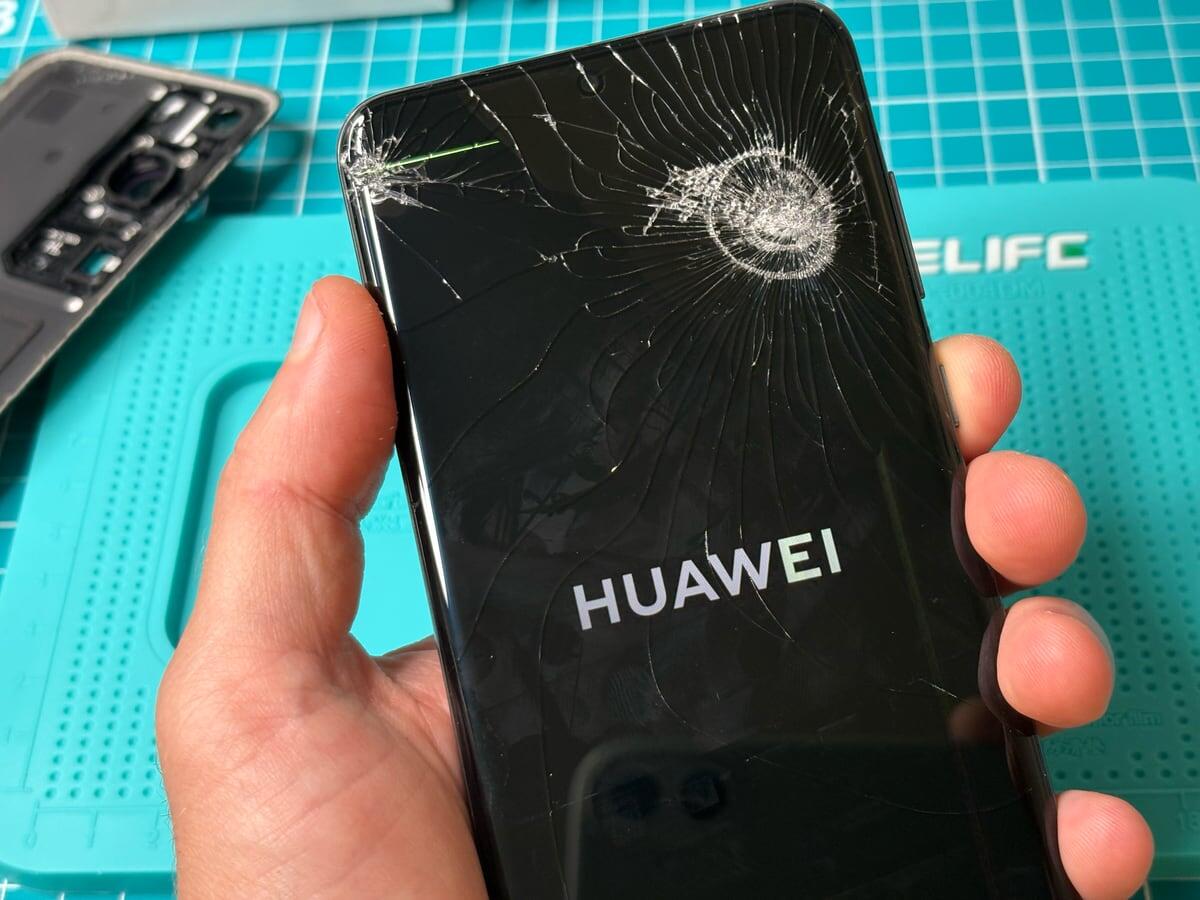 Как видите телефону Huawei P60 сильно досталось, повреждение матрицы. Тут уже не обойтись заменой стекла, только замена дисплея в сборе