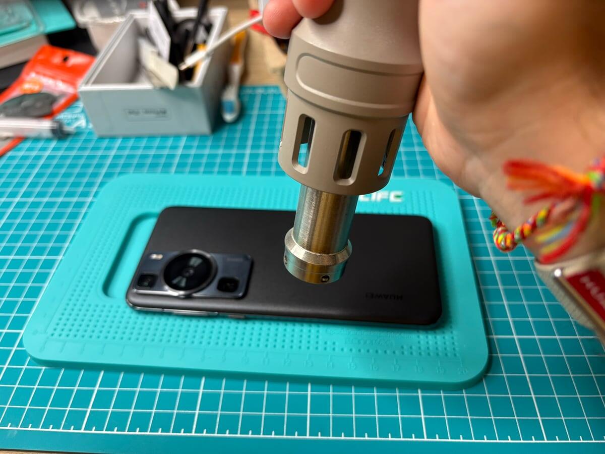 Разогреваем заднюю крышку смартфона примерно до 70 °C для размягчения клеевой основы