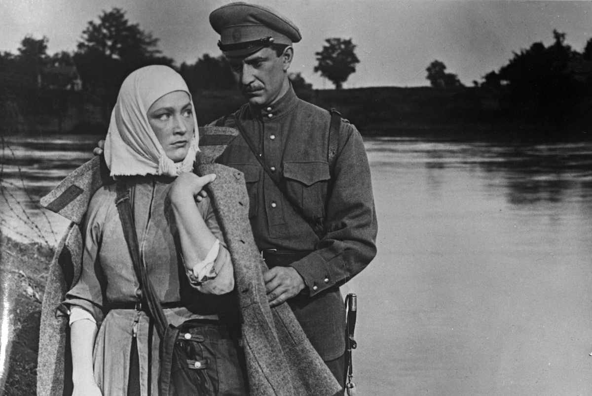    Окончив школу, Хитяева поступила в Горьковское театральное училище. Будущая актриса оказалась там случайно — просто провожала подругу на вступительные экзамены. Однако на месте решилась попробовать и сама: прочитала монолог Катерины из «Грозы» А.Н. Островского — и была принята / РИА Новости