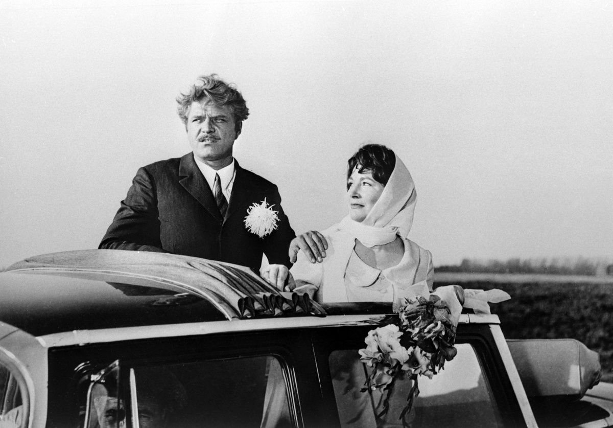    После окончания училища в 1952 году актриса была зачислена в труппу Горьковского театра драмы, где прослужила почти десять лет. Там Хитяева участвовала в таких постановках, как «Егор Булычов и другие», «Учитель танцев», «В добрый час!» / РИА Новости