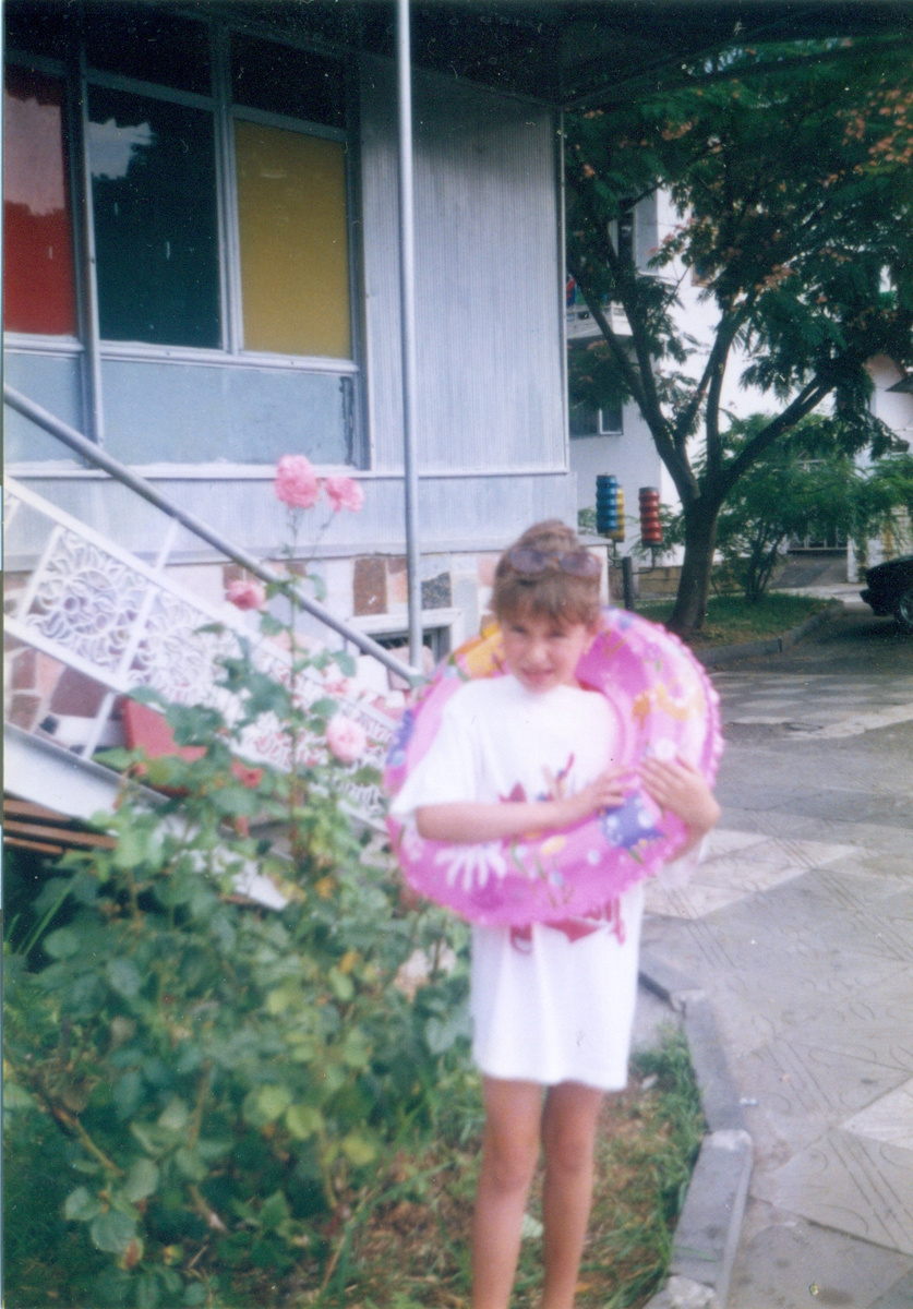 Наша младшенькая у входа в кафе на территории Дома отдыха "Волна". 2001 год.
