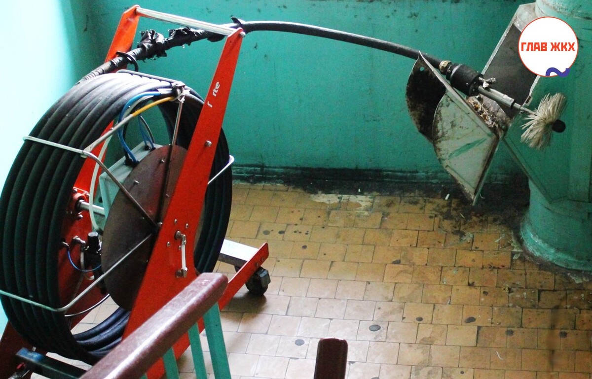 Мусоропровод в доме: как часто его должны промывать и что делать, если воняет?
