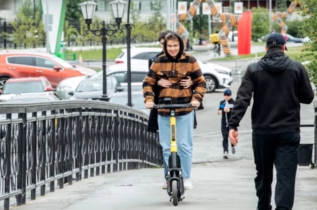    Строгий запрет ездить на СИМ вдвоем никого не останавливает.