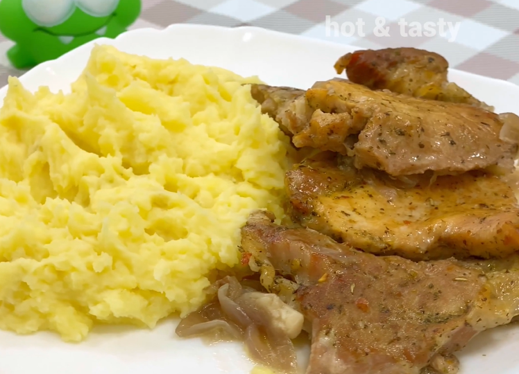 Свинина с маринованным луком в духовке — ароматное мясо для семейного ужина