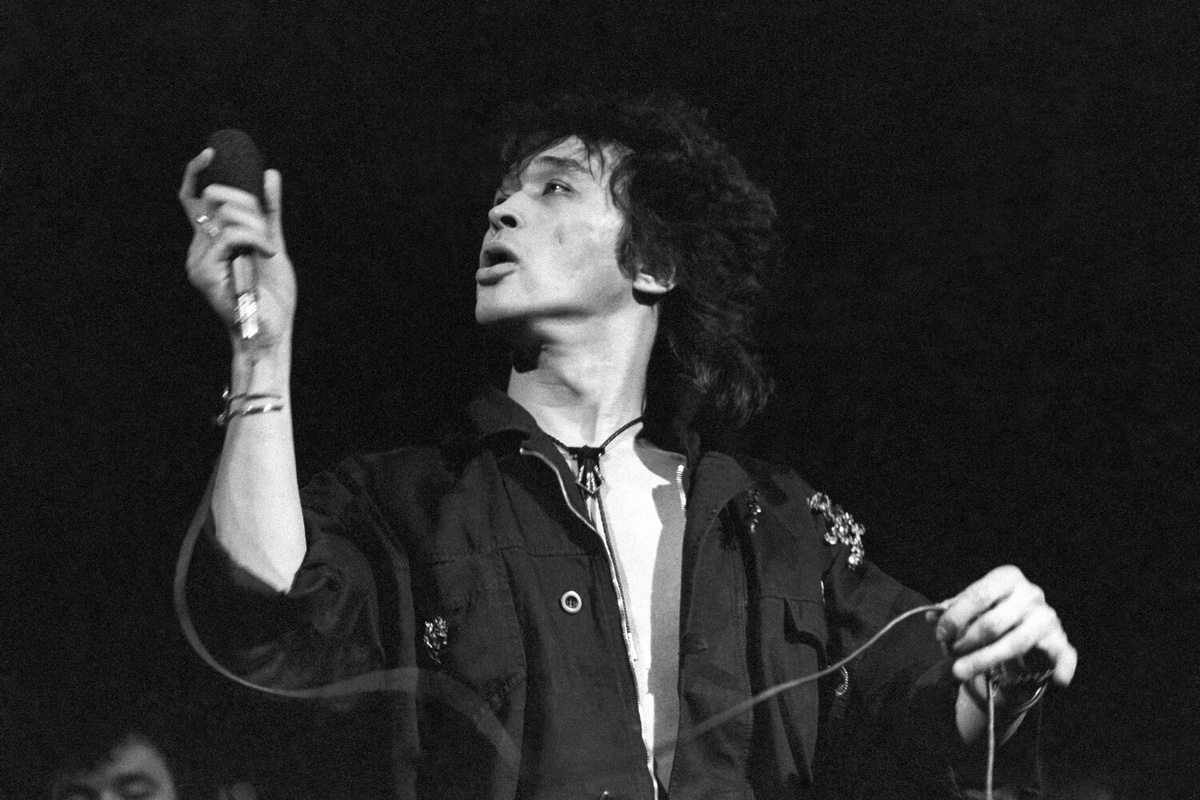 Лидер рок-группы "Кино" Виктор Цой во время выступления на арт-рок параде, посвященном выходу фильма режиссера Сергея Соловьева "Асса", 1988 год ©Александр Чумичев, Александр Шог/ТАСС  📷