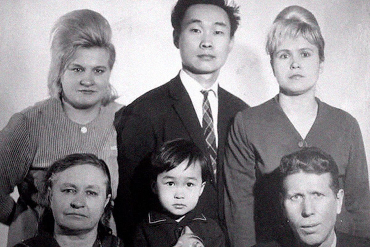 Виктор Цой родился 21 июня 1962 года в Ленинграде в семье инженера и преподавателя физкультуры. Когда ему было девять лет, родители развелись. А через год они вновь поженились.     
 
 На фото:Мать Валентина Цой (во втором ряду слева), отец Роберт Цой (во втором ряду в центре) и Виктор Цой (в первом ряду в центре) ©Из личного архива Роберта Цоя  📷