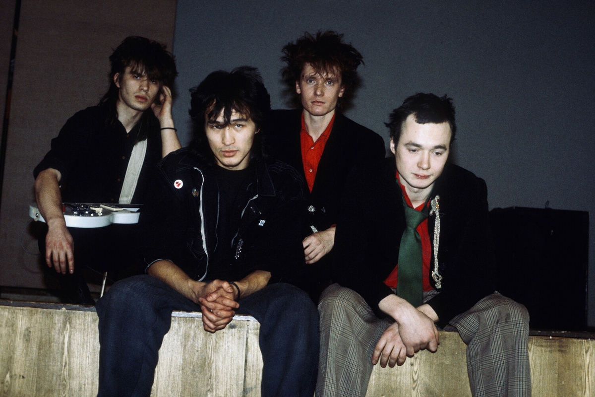 Цой посещал художественную школу, играл в рок-группе. Музыка настолько увлекла мальчика, что в итоге его исключили из художественного училища имени Серова за неуспеваемость. Он поступил в ПТУ на специальность «резчик по дереву».     
 
 На фото: Участники группы "Кино" Юрий Каспарян, Виктор Цой, Густав Гурьянов и Игорь Тихомиров, 1986 год ©Joanna Stingray/Getty Images  📷