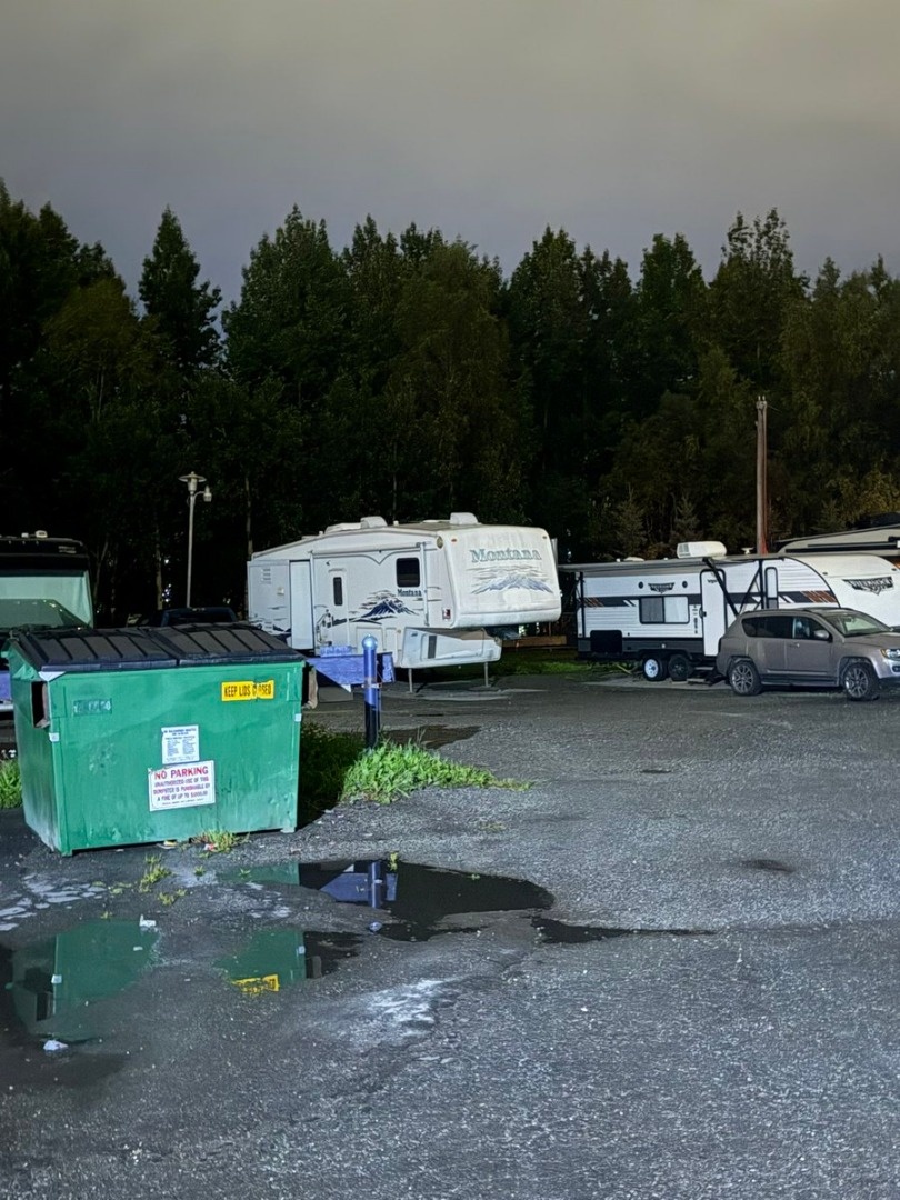    Немецких журналистов на Аляске разместили в старых трейлерах в затрапезном месте с мусорниками