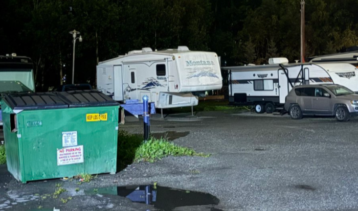    Немецких журналистов на Аляске разместили в старых трейлерах в затрапезном месте с мусорниками