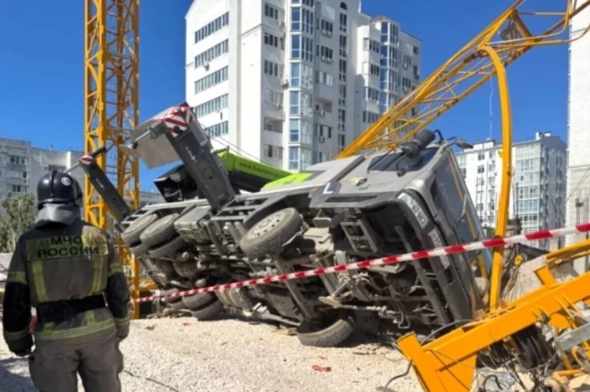    В Севастополе при падении строительного крана погиб человек