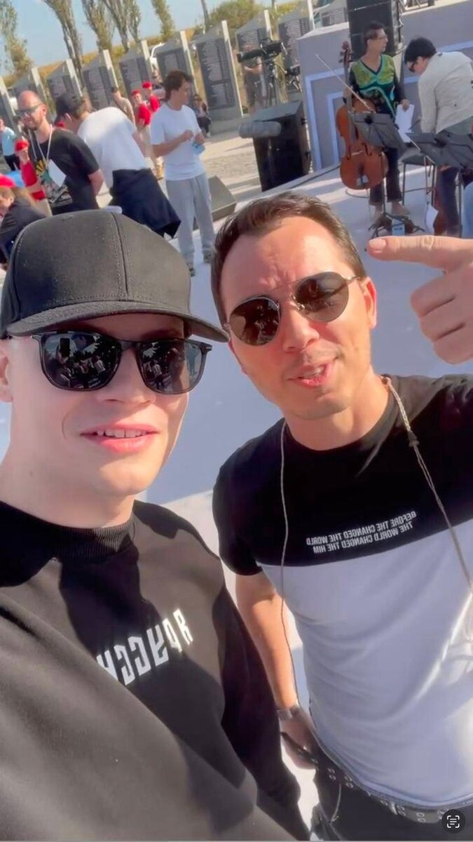 Видно, что артисты поддерживают дружеские отношения между собой