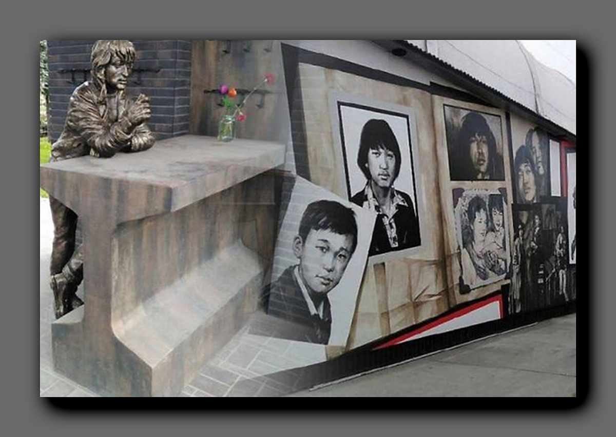 В сентябре 2023-го в Новосибирске открыли памятник лидеру группы «Кино» Виктору Цою. Фото telegram-канал АСТ-54 Black
