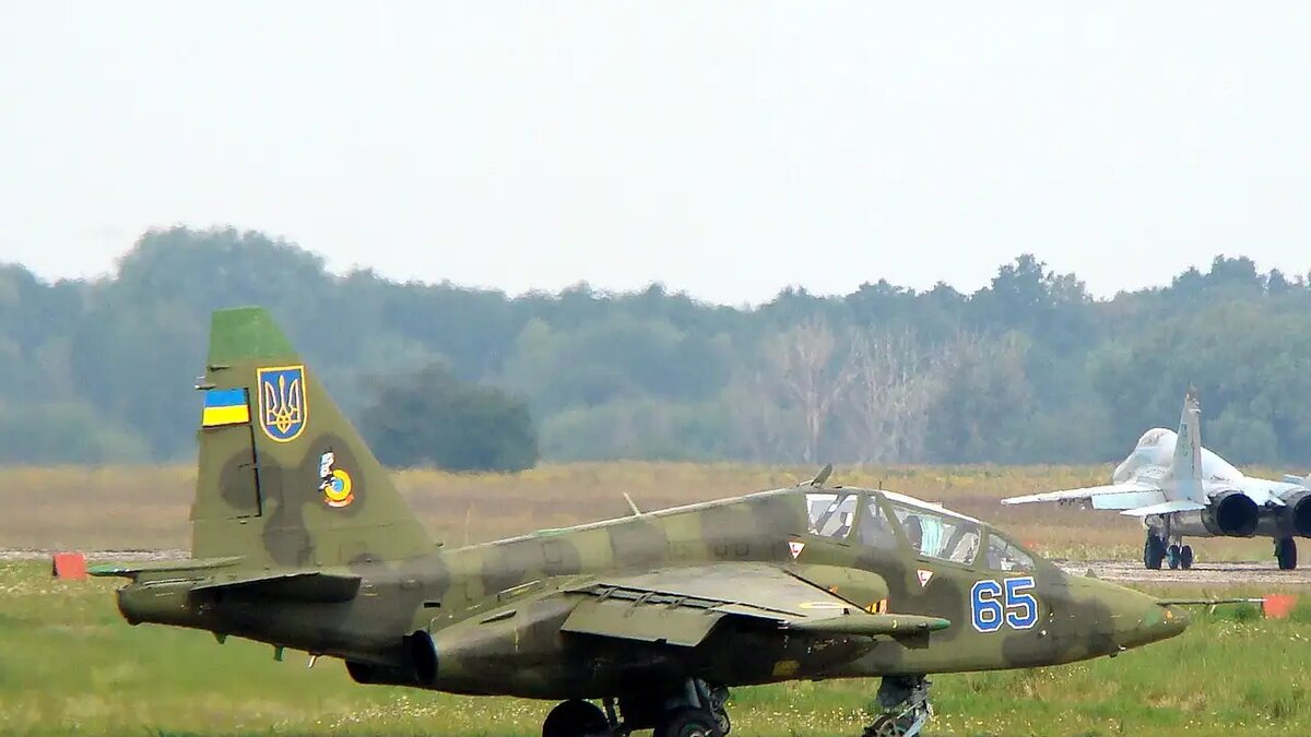    Самолёт Су-25.