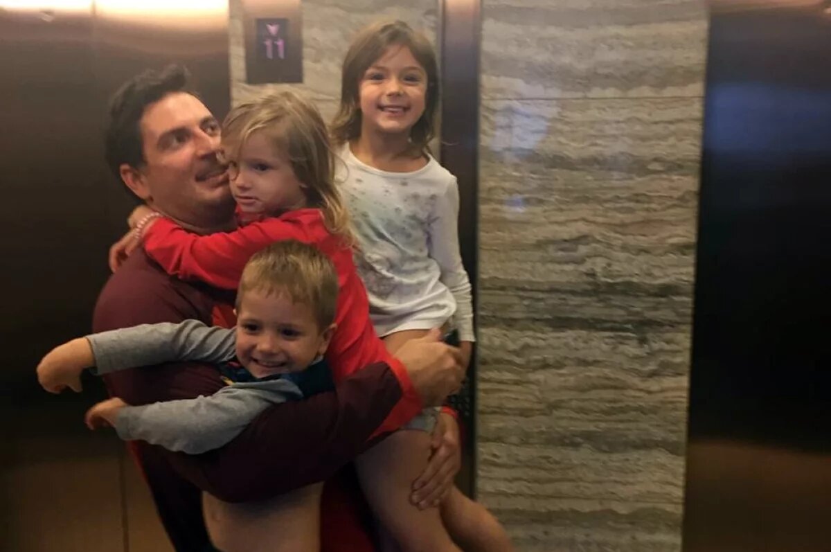    Несколько лет назад Денис вместе с женой Таней и тремя детьми переехали во Флориду.