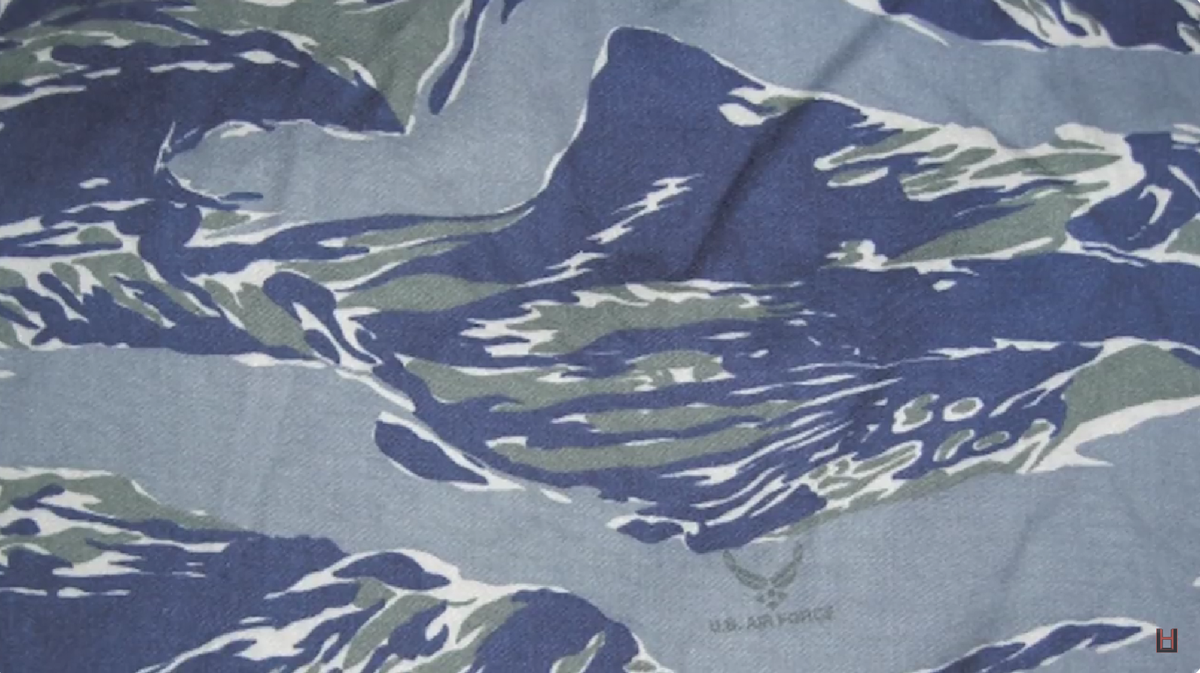 Пиксельный серый Tiger Stripes камуфляж ВВС США. История расцветки и формы ABU (airman battle uniform)