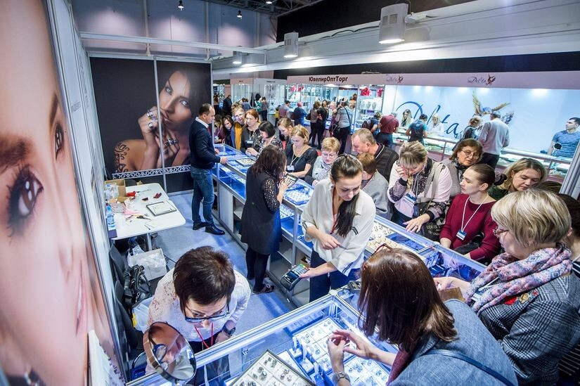 На «Ювелирной Сибири» всегда многолюдно: витрины выстроены в ряды, покупатели и закупщики рассматривают образцы, обсуждают условия и делают заказы.