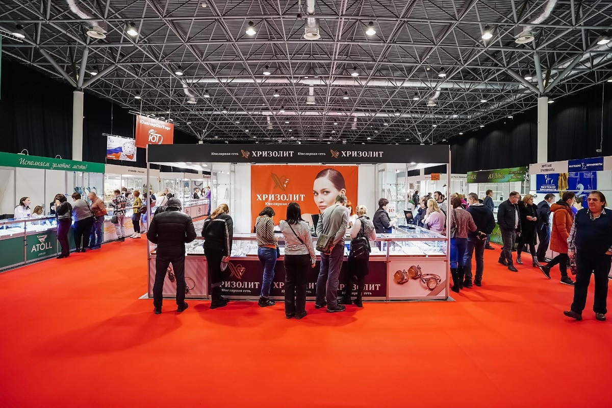 Яркие стенды, крупные баннеры, красные ковры — выставка «Ювелирная Сибирь» производит впечатление масштабного ювелирного события. Здесь встречаются производители, оптовики и ритейл, но вот производство в городе развито куда скромнее.