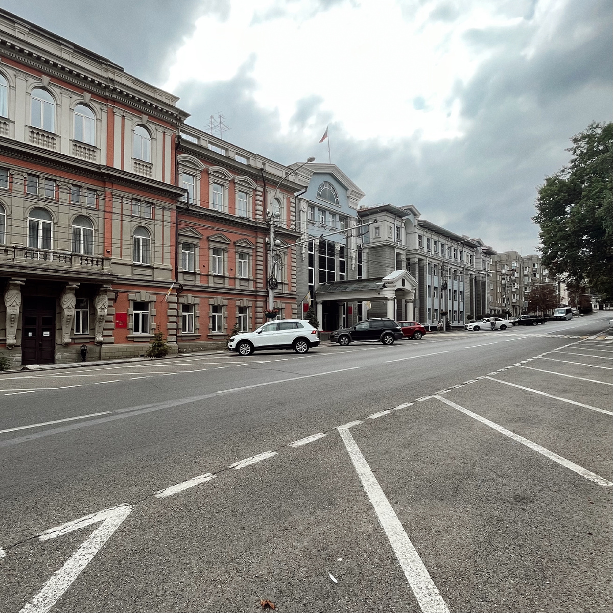 Выделенные, удобные парковки. Фото автора