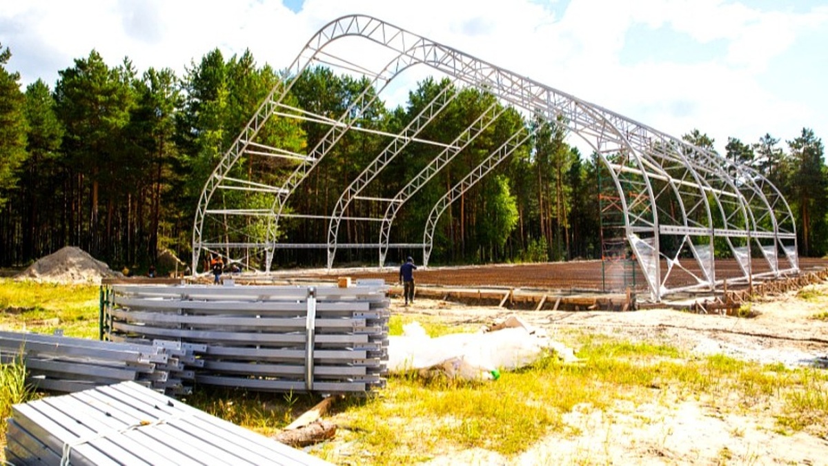    Зимой хоккей, летом - футбол: в Угуте строят круглогодичный спортивный корт