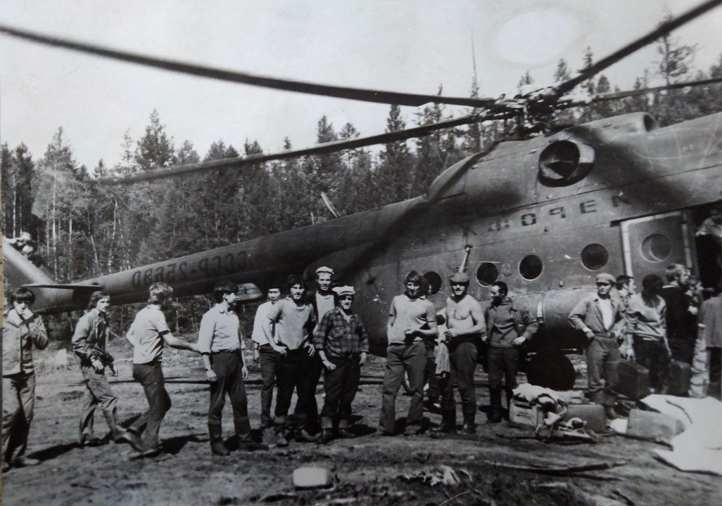 На фото: бойцы отряда XVII  съезда ВЛКСМ прилетели в Звездный, май 1974. 