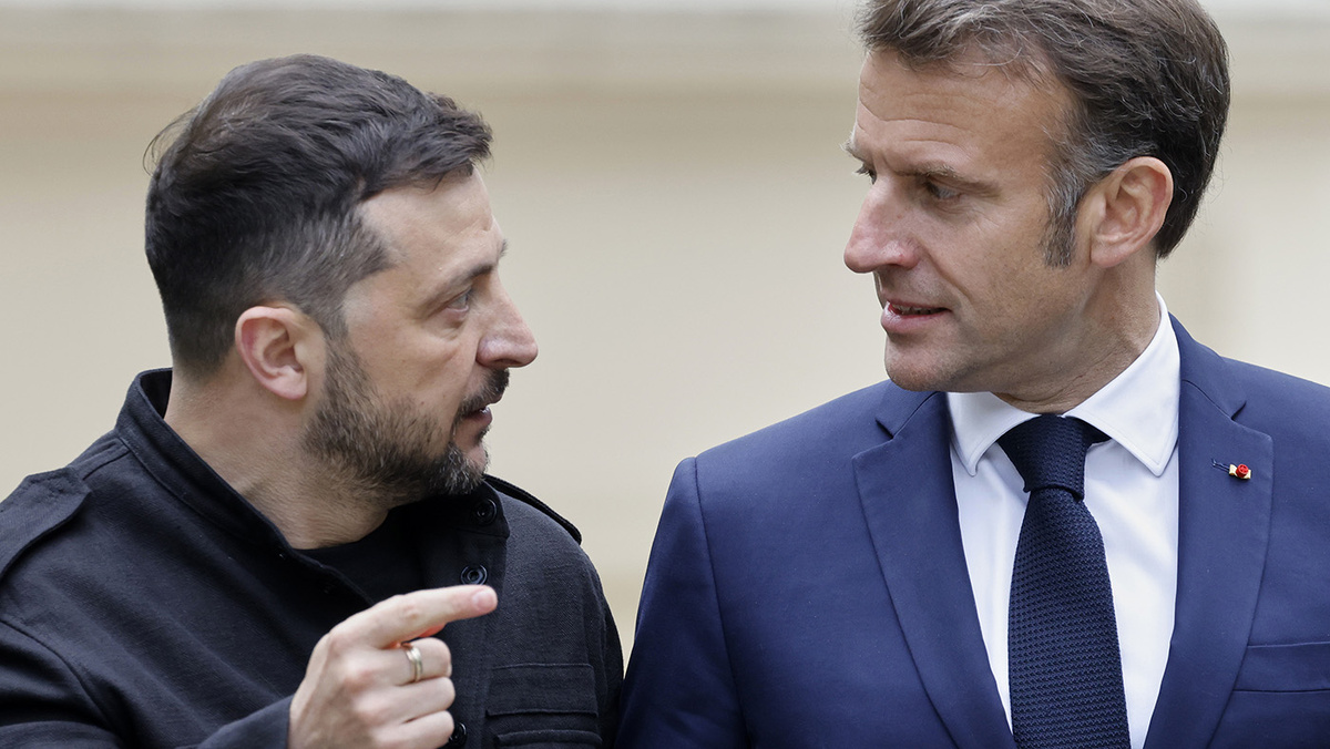   Ludovic Marin / AP- Владимир Зеленский и Эмманюэль Макрон