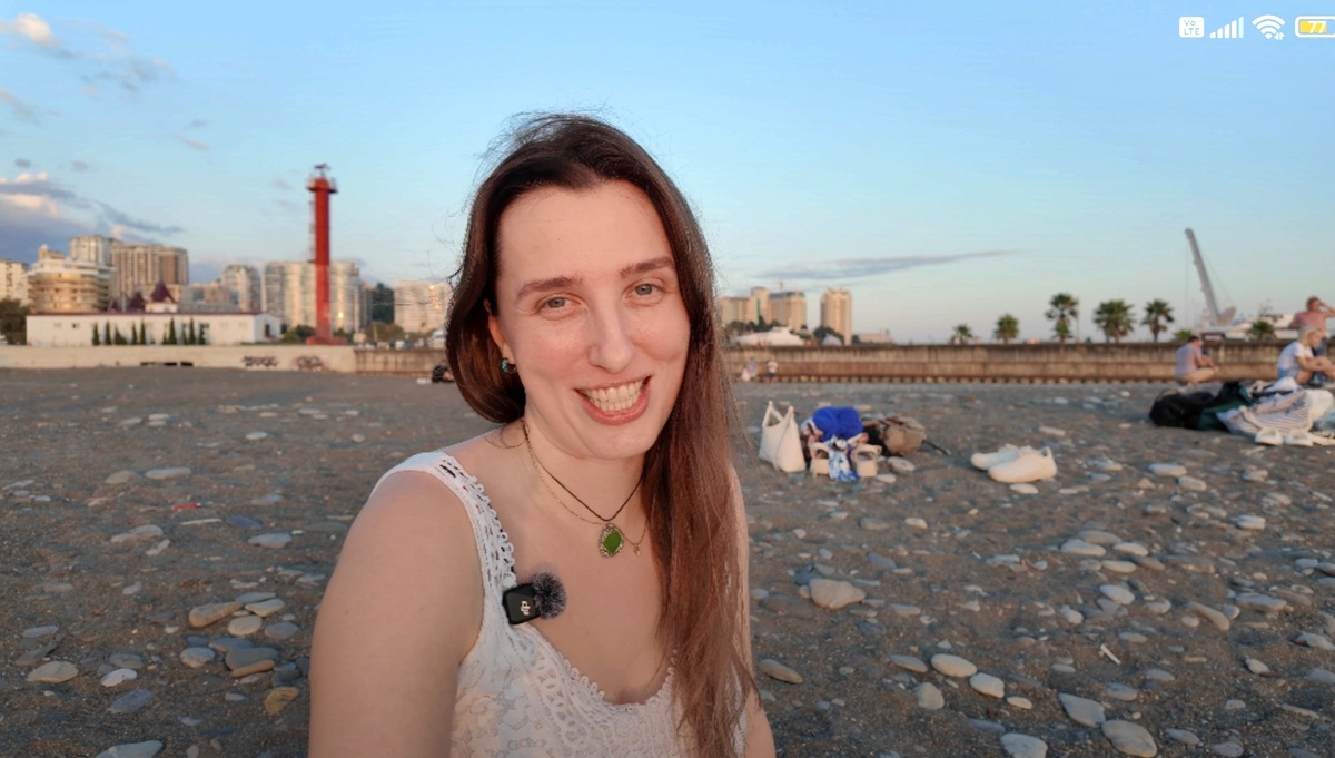 Пляж с серым песком и галькой. Стоп-кадр из видео