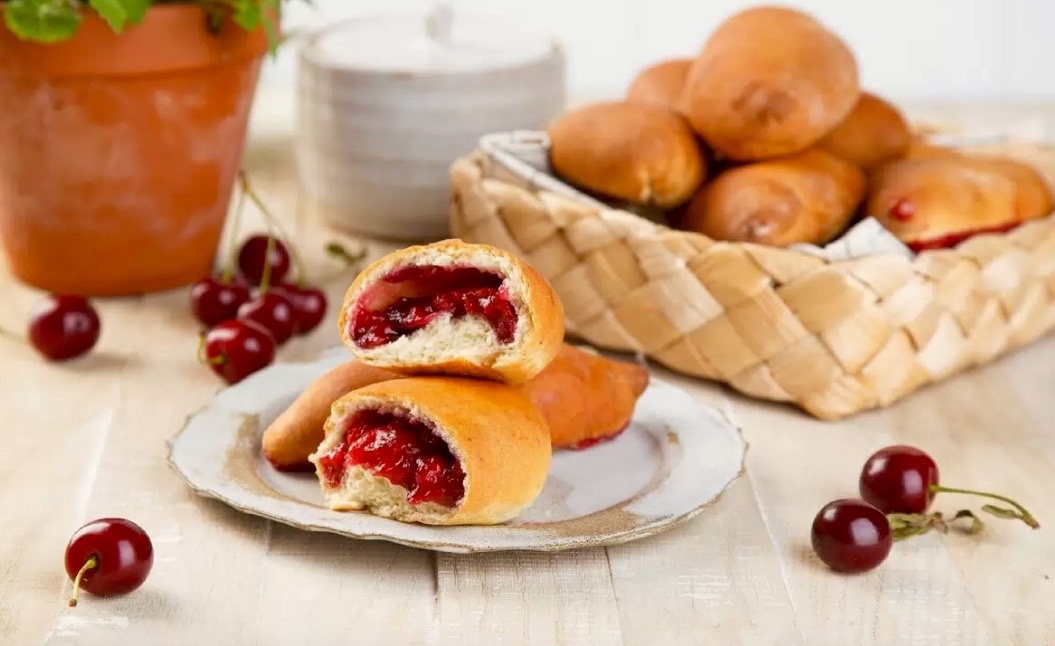 Пирожки с начинкой из вишни.