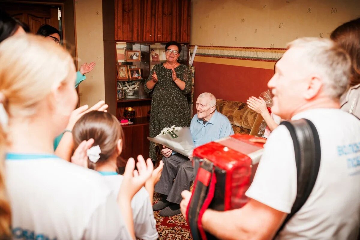    Волонтёры Победы поздравили с 95-летием ветерана Великой Отечественной войны Михаила Филатова