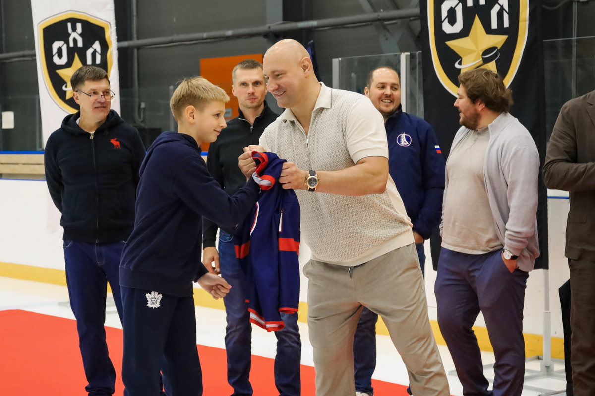 Вручение джерси игрокам Президентом ХК "Буран" Москва Игорем Максимовичем Мусатовым 