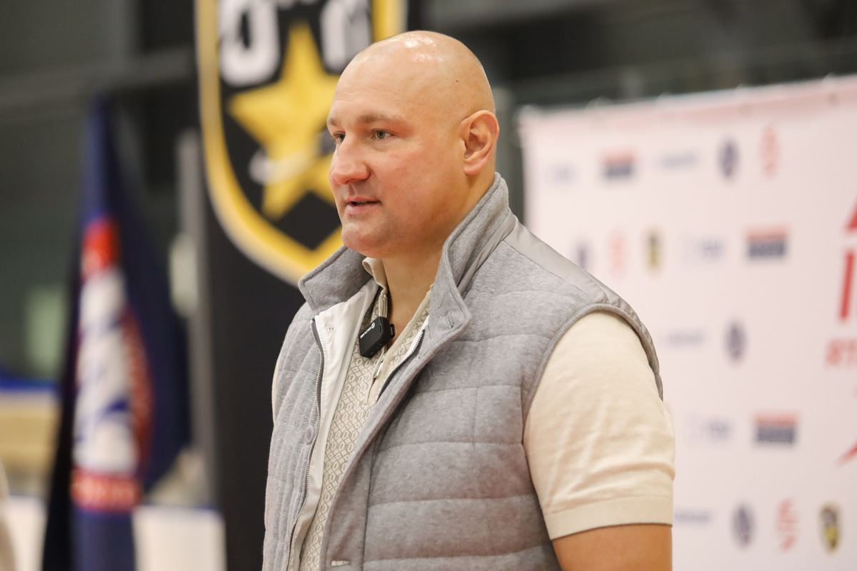 Президент ХК "Буран" Москва Игорь Максимович Мусатов говорит приветственную речь