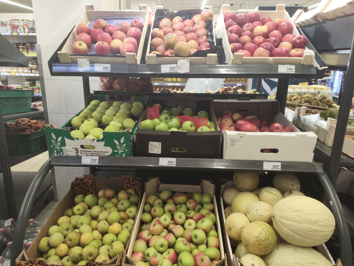 Как вам яблочки? Не влезла в кадр цена на сезонные - по 150 они. Битые и червивые...
