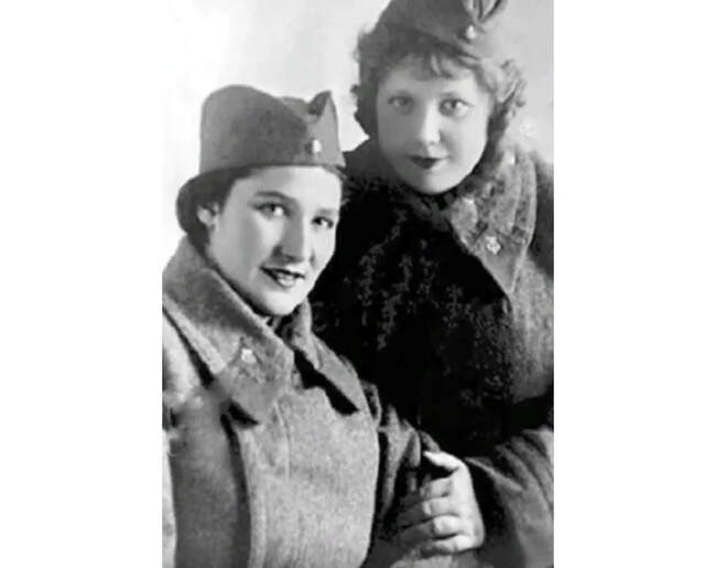 Эмма Трейвас (справа)