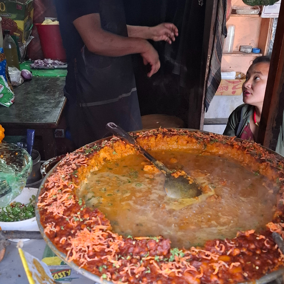 Большинство уличных едален в Непале выглядит малопрезентабельно. Фото автора.
