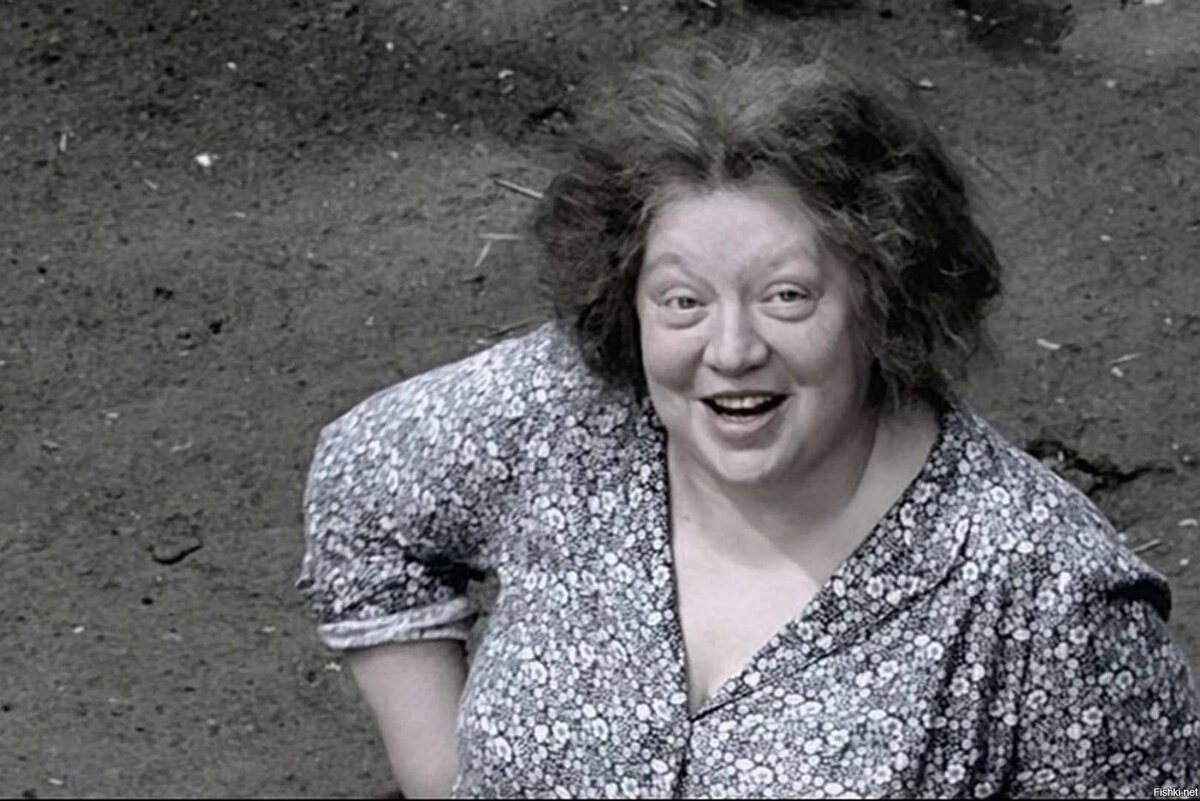 Светлана Крючкова в роли тёти Песи в фильме "Ликвидация".