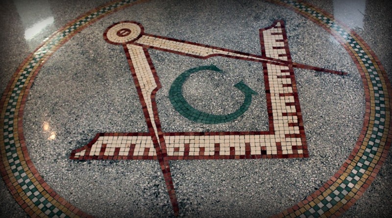 Последние годы Антарктиду стали посещать известные личности и даже первые лица государств, и всему миру остается только гадать, какие интересы их туда привлекают. После поездки Джона Керри в 2016 году на ледяной континент произошло закрытое подписание нового межправительственного договора о запрете еще на 35 лет самовольного посещения Антарктиды. Там побывали даже наш Патриарх ,, КИРИЛЛ,, наш президент России В , Путин и ещё много известных людей . и что это указывают на то что , они туда летали не зря и что то их туда тянет какая то очень серьёзная проблема для них?или какой то изумительный и другой параллельный мир ??? Мы все кто немного интересовался Антарктидой знаем что льды вокруг нашей земли  высотой в среднем почти до 4 х километров в высоту, там очень низкие температуры - это по словам людей которые засекретили всё и вся про этот Ледяной круг !!! Раз туда могут приехать только избранные люди, и это они в последнее время начали делать очень часто, а простым людям туда запрет, да и нет простым людям туда добраться и увидеть своими глазами, а раз мы не имеем возможности самим увидеть, то властилинам — можно что угодно говорить и пугать людей что там ужасно, трудно, и опасно - это  мы все ровно не сможем сходить и посмотреть своими глазами.?