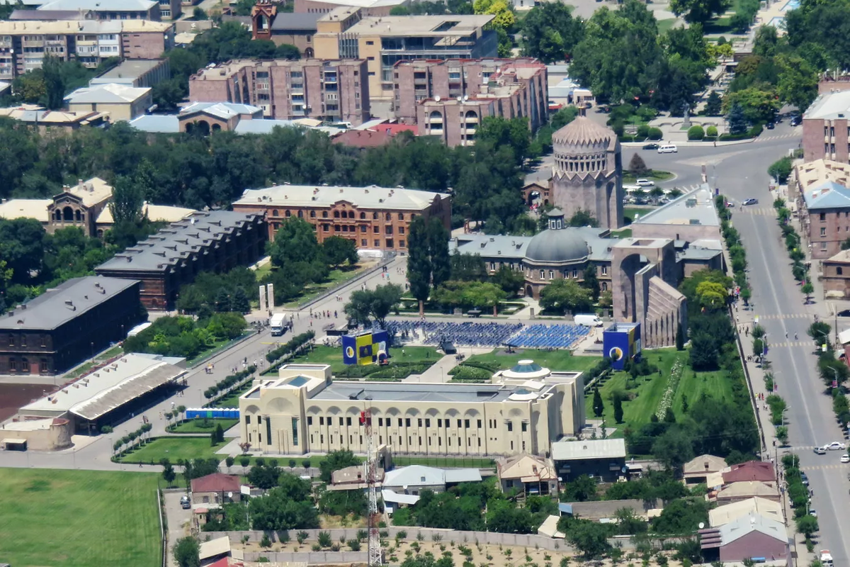 CC BY-SA 2.0 / Vahe Martirosyan / Vagharshapat, aerial view