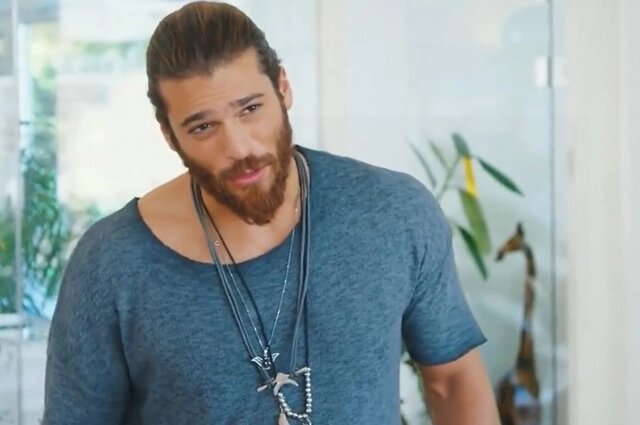    Фото: Скриншот Джан Яман не торопится жениться.