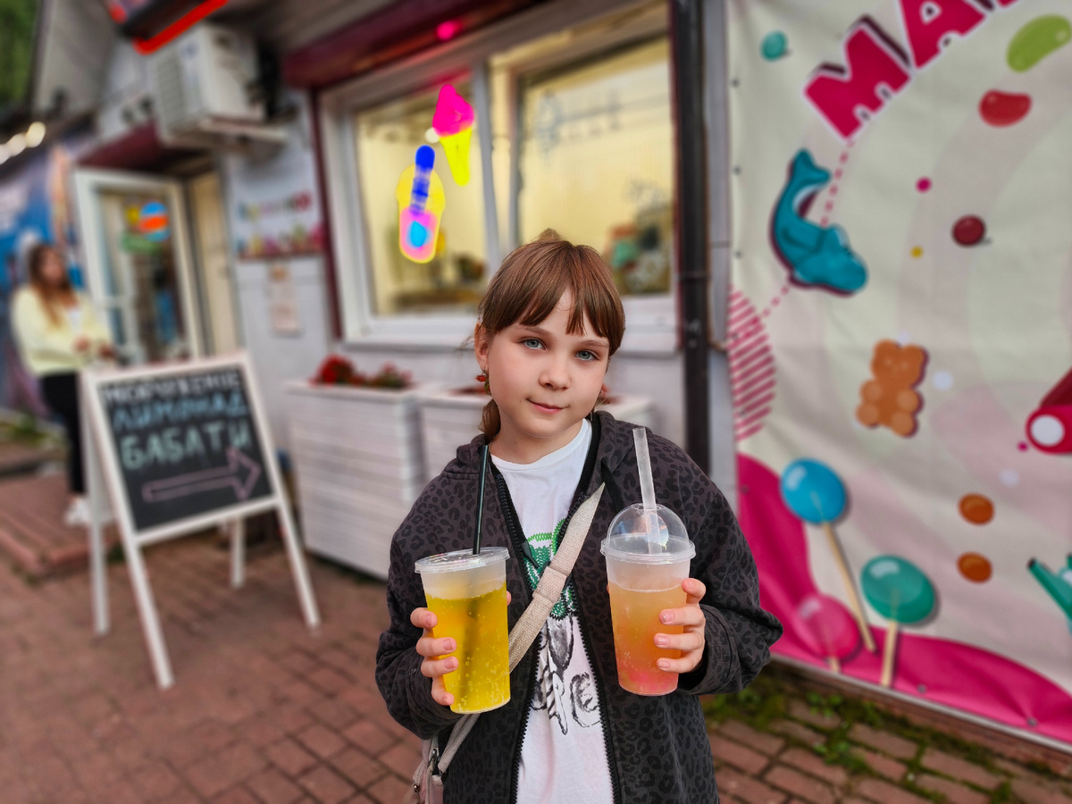 Маша с любимыми напитками. Все фото в статье автора. 