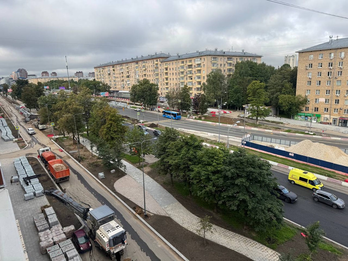 📷 1.1: Продолжается благоустройство над блоком служебных помещений станции и прилегающей территории вдоль Ленинского проспекта.