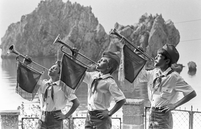 Родом я из советского детства. И поэтому люблю читать о советской школе, стараясь собирать также и новые рассказы о прошлом.