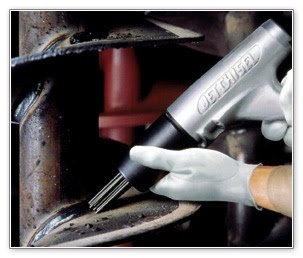 Удаление шлака со сварного шва.